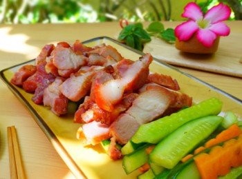 step7: 將豬肉盛盤時，在旁邊擱置小黃瓜，吃起來更為爽口。