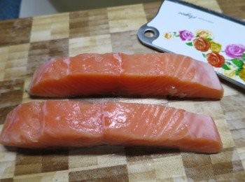 step2: 急凍挪威<a href="https://bit.ly/3Caa2o9" target="_blank" data-keyword="三文魚柳" class="guide-link"><strong>三文魚柳</strong></a> <span style="display:inline-block;vertical-align:middle;margin-top:-3px;color:initial;border-radius:3px;padding:2px 3px;font-size:12px;line-height:14px;background:#87d300;color:#fff;">即買</span> 解凍洗淨後,將挪威三文魚用廚房紙吸乾水份,再切開兩件(挪威三文魚的魚鱗可以進食,不用刮去)