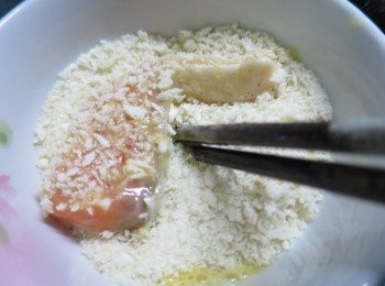step7: 再將每一塊三文魚沾上麵包糠