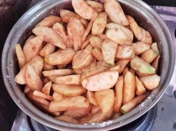 step3: 熱鍋下牛油，糖，肉桂粉及麵粉拌勻，再下蘋果，用中火煮五分鐘