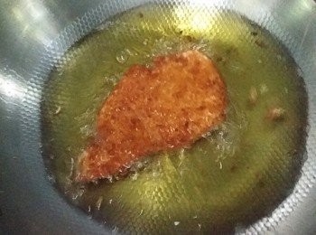 step10: 鍋裡倒入油，油熱下雞肉煎炸，炸好之後撈出瀝乾油分即可。