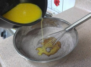 step2: 牛油切成小件， 慢火煮溶， 加入牛奶加熱至80度，離火待5分鐘， 牛奶稍涼後倒進乾材料內， 用手動打蛋器膠勻至完全無粉粒。