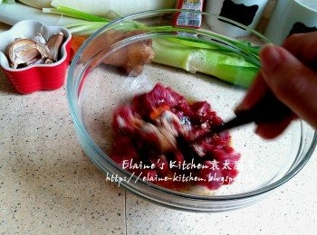 step1: 牛肉切粒放入大碗內 , 加入<span class="group_2">醃料</span>拌勻靜待30分鐘