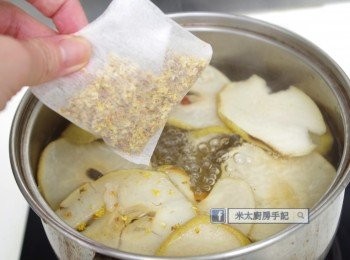 step2: 把乾桂花放入茶袋內，放入煲中，關蓋，關火焗10分鐘便可飲用，如需要可加入蜂蜜或冰糖增加甜味。
