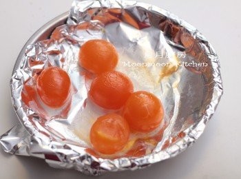 step5: 咸蛋黃去掉蛋白，灑上數滴玫瑰露酒，蒸8分鐘至熟，切粒粒。