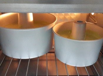 step17: 爐焗用180度預熱10-15分鐘，放入蛋糕，烤35分鐘（每個焗爐的爐溫都有所差異，要自行目測
）