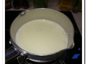 step4: 把牛奶及糖加入鍋中, 煮至微微冒煙, 砂糖全部溶化即可, 放涼。