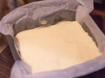 step13: 組合  ：　之後倒入白色蛋糕漿鋪平