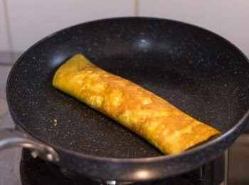 step10: 放回爐上，多煎一會至定型及芝士溶化即可盛起，加茄汁，趁熱享用