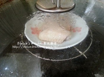 step6: 醃好的<a href="https://bit.ly/3zHU5V3" target="_blank" data-keyword="雞翼" class="guide-link"><strong>雞翼</strong></a> <span style="display:inline-block;vertical-align:middle;margin-top:-3px;color:initial;border-radius:3px;padding:2px 3px;font-size:12px;line-height:14px;background:#87d300;color:#fff;">即買</span> 放上碟 , 放入鑊中用中火蒸12分鐘 , 熄火焗5分鐘