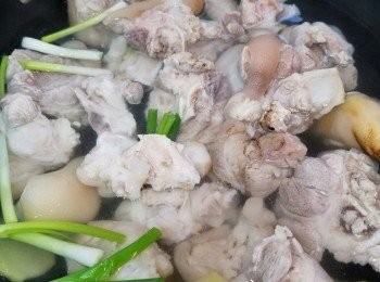 step2: 再將豬手放入鍋內，水要蓋過豬手，加入薑蔥，大火滾10分鐘，轉中火煲45分鐘。拿出放入冰水冷卻。將豬手放入【<span class="group_2">滷汁</span>】，加入指天椒，放過夜便可。
