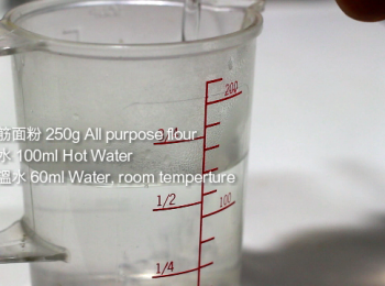 step2: 室溫水加至熱水當中, 調出約60℃ 的熱水。(熱水 100 ml+室溫水 60 ml) 並不是要做燙面的步驟, 而是要做出一個温熱的面團。温熱的面團能給成品做成外酥內軟的效果。