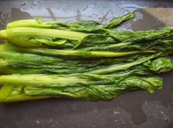 step3: 靜置1小時之後...小芥菜就變身為雪裡紅了,(蔬菜的澀味已殺菁)。