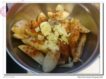 step1: 馬鈴薯洗淨, 不用去皮, 沿較長一邊在中間切開, 然後再切開兩份, 即一開四。把馬鈴薯放大碗中, 加入鹽、黑胡椒、紅椒粉、蒜蓉及橄欖油拌勻。