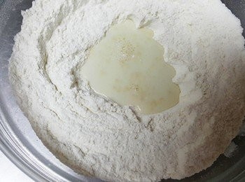 step2: 將蛋及牛奶,與酵母倒入步驟1中 攪拌均勻揉成麵糰再加入軟化的奶油繼續揉勻