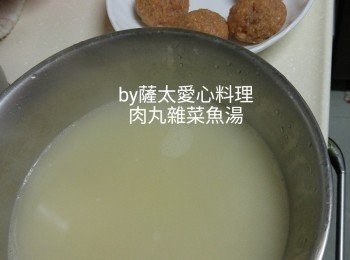 step1: 魚先煎成两邊金黄，下滾水煮20分鐘成為奶白色湯，撈起條魚，湯隔渣備用。(因我有小朋友，怕有鱼骨)如果系大人食用，可以簡單d， 煎完魚，炒埋雜菜，下水一起滾湯也可以。