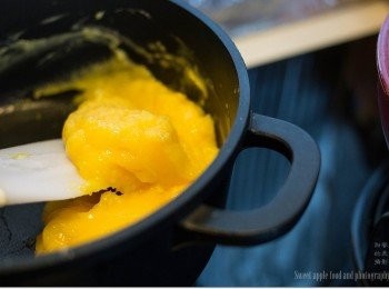 step5: 將牛油隔水座溶，將(奶皇餡材料)放在煲內攪匀、加入溶牛油，
一切準備好後開上《中火》，一面煮一面不停攪拌、材料在加熱下會漸變成糊狀，
「看上糊狀便可離火放涼」