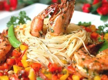 step9: 將義大利麵起鍋後，加入時蔬,香煎海大蝦稍做擺盤。