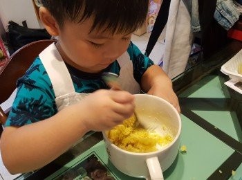 step2: 將蒸熟的地瓜塊及芋頭塊分別裝入大碗，趁熱加糖及牛奶，用叉子壓壓碎攪勻（可以請寶貝幫忙）