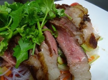 step7: 香嫩牛扒配簡單開胃嘅柚子檸檬粉絲沙律，super yummy!