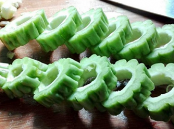 step3: 處理苦瓜，去掉頭尾，切成約1釐米厚圓圈狀，再去掉苦瓜的心，成空心圓苦瓜。
