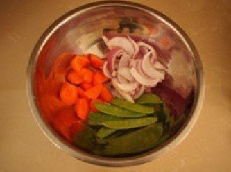 step3: 洋蔥切塊，胡蘿蔔切滾刀塊，荷蘭豆剪去頭尾後再斜著對剪成兩半，備用。