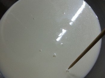 step9: 將麵糊倒入已掃油的淺碟內,用竹籤吉穿氣泡