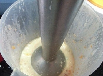 step11: 將16g淡牛油加入2湯匙花奶及1個已經焗熟的咸蛋黃,用攪拌機打勻成漿