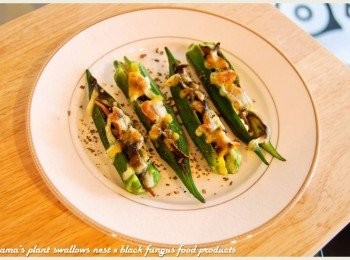 step6: 出爐時再灑些粗黑胡椒粒與荷蘭芹來增味，即可立即動筷享用。