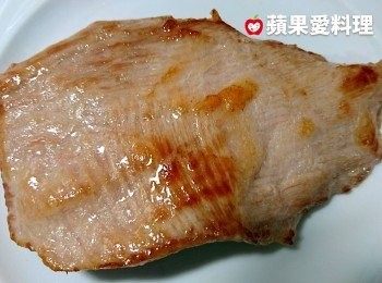 step3: 酒精揮發後，打開鍋蓋，灑鹽，取出松阪豬。