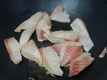 step2: 鍋子熱後，下兩大匙橄欖油，再下鯛魚煎一下