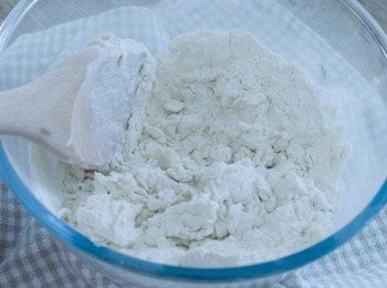 step3: 將高筋麵粉、鹽和步驟2的酵母拌勻