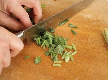 step3: 香菜切碎→將根切碎，莖與葉的部分切段。