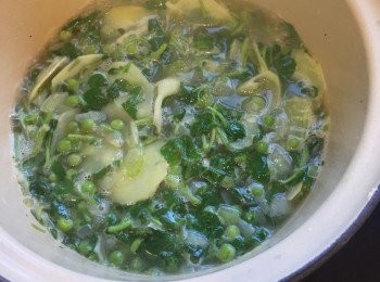 step7: 最後加入西洋菜再炒一分鐘。如果西洋菜太大條，可以略為切碎少少先落，這樣可以放便攪拌時不會纏在一起。下鹽和黑胡椒調味。之後再下煮滾了的雞湯，大火煮一分鐘。不要煮太耐，否則西洋菜煮過了會失去葉綠色變成啡黃色。