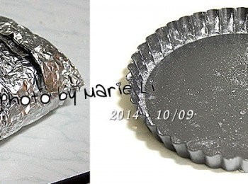 step7: 桌面灑上中筋麵粉
將麵糰從冰箱取出置於桌面
再次重覆擀開、折三折
轉90度再擀開折三折的動作需反覆做六次

中間麵糰要是變的太軟
可以折完三折後
以保鮮膜或錫箔紙包裹起來
放進冰箱裡冷藏30分鐘後再繼續。

派模先灑上中筋麵粉備用。