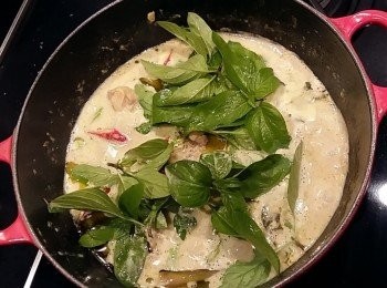 step7: 起鍋前加入魚露及和九層塔葉提味即完成[泰式綠咖哩雞]。