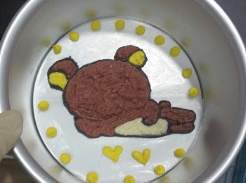 step7: 再預備海綿旦糕 ：
低筋粉過篩，備用 將蛋、砂糖放內盆內，座熱水，用蛋拂不停攪拌至溫度40ﾟC，將盆移離熱水，用電動打蛋器打以快速打至起泡，濃稠。