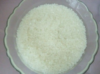 step2: 大米泡水半小時左右。