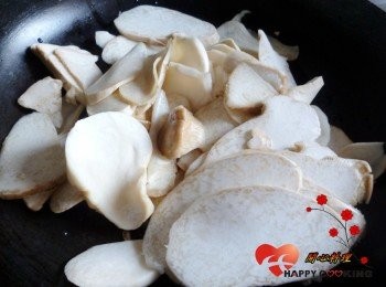 step1: 杏鮑菇切成薄片放入鍋中