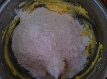 step2: 再加入麵粉和馬鈴薯粉。