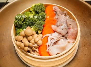 step4: 最後把魚放置於蒸籠中，並用大火蒸10~15分鐘即可，是不是超簡單的！！