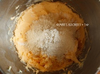 step8: 把麵粉過篩後分次的加入奶油糊中並用刮刀，用切拌的方式把麵粉和奶油糊攪拌均勻。