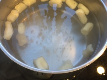 step9: 放入鹽水中煮滾，熟了會浮起。取出，放在加了橄欖油的碟上。