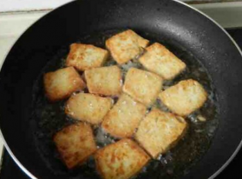 step3: 煎至兩面金黃，撈出備用，鍋裡底油放著。