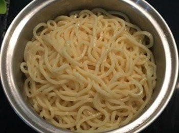step3: 煮到麵熟了且略微漲大,就馬上瀝掉熱水並用冷水沖洗降溫, 降溫後用可飲用水洗個2-3次,瀝乾並加入1-2匙的油混勻防沾黏(我喜歡用香油) 這樣涼麵就完成了