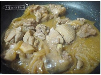 step7: 煮至收汁過程中翻拌一下，收汁即完成，起鍋前灑上七味粉。