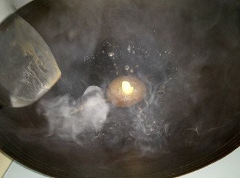 step2: 把鑊燒紅，下牛油，再下粟米仔和新鮮粟米粒炒熟。