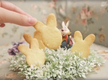 step8: 帶著淡淡起士香氣餅乾很耐吃!!!! 鹹鹹的味道讓人一塊接一塊耶~~~ 酥脆的口感和起士香味....真是開胃的零嘴:)