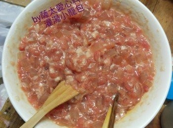 step2: 雞湯加入寒天粉煮滾，放涼凝固後切细粒放入肉醬中，拌均。放雪櫃。可以用1碗水加半匙雞粉代替。