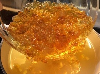 step4: 將粟米湯、薑、清水、桃膠倒入鍋中，以大火煮滾後轉細火，煮約15分鐘